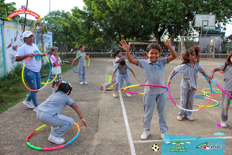 Estudiantes participando en actividad deportiva con aros en la cancha