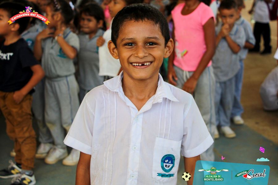 Estudiante de la Institucion Educativa Belen sonriendo en actividad escolar
