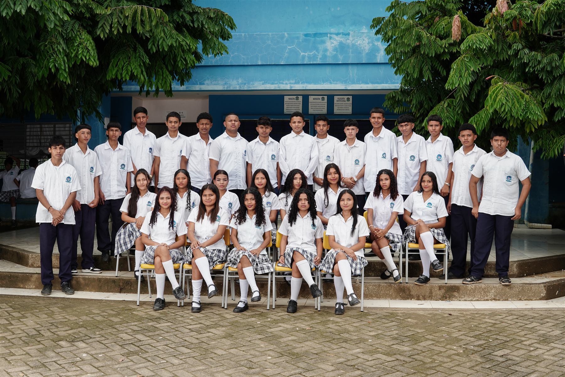 Quinto grupo de la promocion 2025 durante registro fotografico